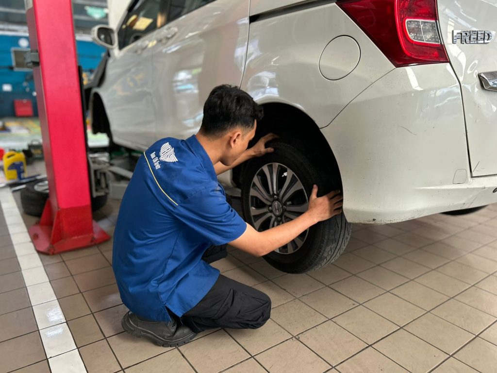 waktu terbaik ganti ban mobil