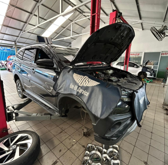 Cek kaki-kaki mobil LCGC